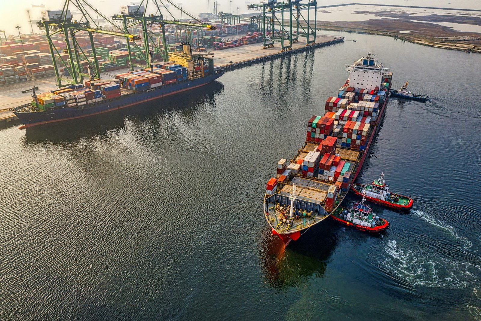 Navios cargueiros e contêineres em terminal portuário internacional
